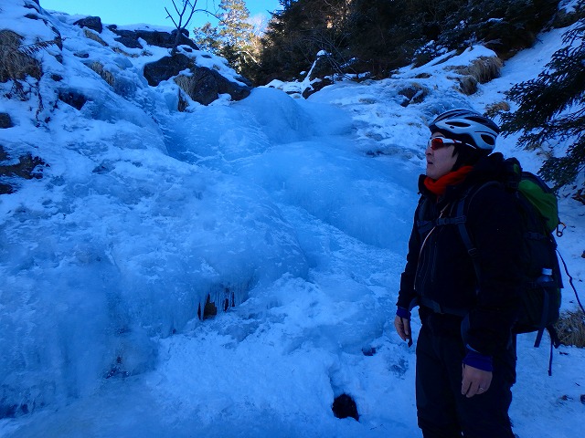 兄と１月にテント１泊の硫黄岳登山へ。予想以上に雪少なく暖冬の影響に驚く