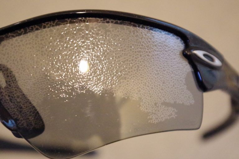 【耐久年数のご参考】オークリーのサングラスレンズの表面が剥離＠購入約10年 登山・クライミング用装備・持ち物・服装の個人的考察
