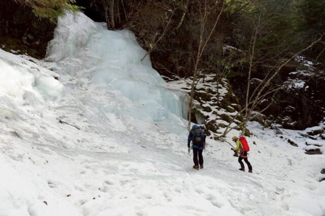 いざ、醤油樽の滝へ