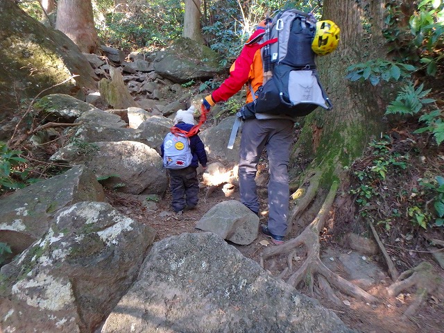 ２歳９ヶ月の子供と一緒に筑波山登山 リュックを簡易的ハーネスにして スリングで歩行をサポート 山の生吹
